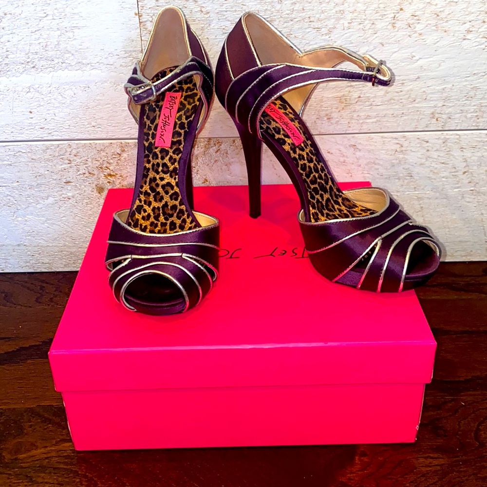 BETSEY JOHNSON Women’s Eggplant Purple Satin Peep Toe Heels Size 8.5